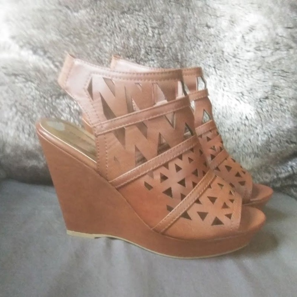 Madden Girl sz 9.5 - never worn - tan cutout wedge